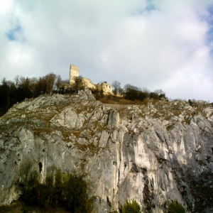Blick auf die Burgruine hoch über Essing auf dem Felsmassiv