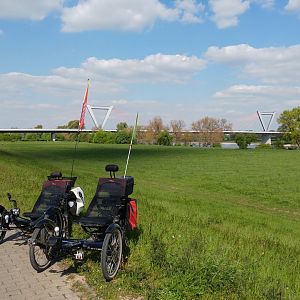 Auf dem Rheindeich Höhe Flughafenbrücke bei Meerbusch