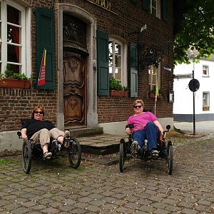 Simone und ich unterwegs bei Burg Linn, Krefeld.. toller Biergarten im Winkmannshof