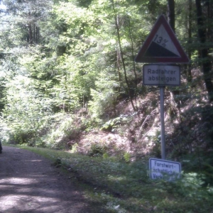 Radfahrer absteigen. flux meinte, das Schild hätten sie eigentlich auf der anderen Seite des Berges anbringen müssen ...