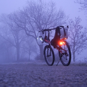 Zusätzliche Schutzbleche  machen das Rad wetterfest.
Die Frontverkleidung ist der opimale Fuß- und Beinschutz gegen Kälte. Überschuhe würde ich erst bei minus 5°C anziehen.

Meistens fahre ich mit einem Terracycle Lichthalter am Gestänge des Windwraps