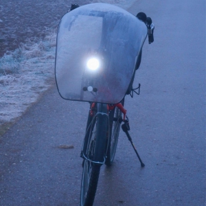 Gut zu sehen ist das Schutzblech, welches ich nach vorn verlängerte.

Dadurch ist das Zurückspritzen des Wassers durch den Fahrtwind ausgeschlossen.

 Rahmen, Windwrap und Kettenblatt/Kette bleiben sauber.