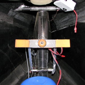 Innenraum hinten, Sitzfederung, die blaue Haube deckt die hintere Umlenkrolle ab, Schaltkasten (Licht)