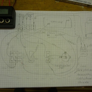 Schaltplanskizze für Voltmeter, Hauptschalter und einige Schalter. 
(Elektrikern stellen sich sicher die Haare beim Lesen des Planes) 
Aber ich komme zu Recht. Die vorher frei liegende Sicherung fand auch Platz im Kästchen.