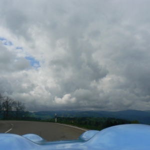 Über St. Märgen mit dem noch schneebedeckten Feldberg im Hintergrund