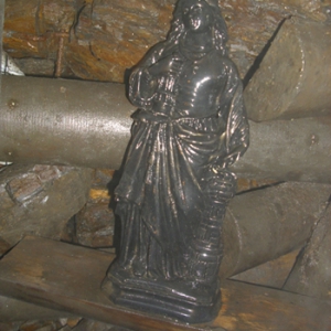 Die hl. Barbara, Schutzpatronin der Bergleute, aus Kohle geschnitzt.