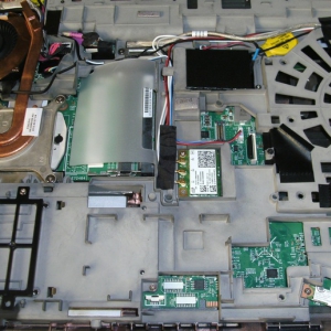 Umbau eines Lenovo ThinkPad W530 Workstation-Notebooks #09 - Silikonsicherung aller Kabelbuchsen, -stecker, vieler µCs und FETs und einiger Kabelstellen, kombiniert mit neuer Kabelverlegung und Kabelschutz. Hier der "Vorher"-Status.