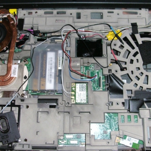 Umbau eines Lenovo ThinkPad W530 Workstation-Notebooks #10 - Silikonsicherung aller Kabelbuchsen, -stecker, vieler µCs und FETs und einiger Kabelstellen, kombiniert mit neuer Kabelverlegung und Kabelschutz. Hier zu sehen: Mitten im Prozess.