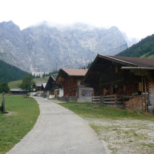 Ein idyllisches Bergdörfchen (Enger Alm) am "Ende der Welt" sozusagen von der "Hauptstraße" aus fotografiert.