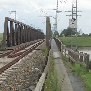 Rad- und Fußweg an der Ledabrücke bei Leer