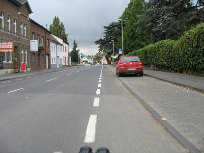 ....auch ein Radweg, am Ortseingang steht ein Schild für "Fahrradfreundliche Stadt in NRW".... ( ca. 10.5 Km seit Abfahrt)