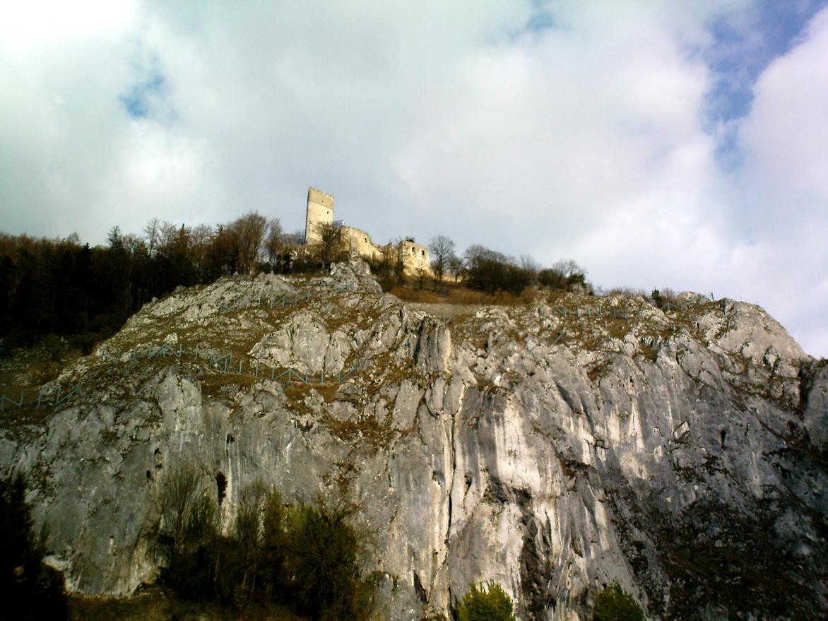 Blick auf die Burgruine hoch über Essing auf dem Felsmassiv