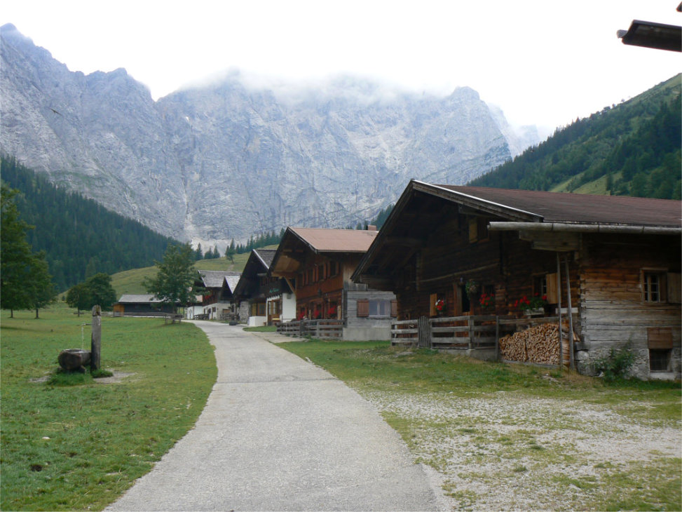 Ein idyllisches Bergdörfchen (Enger Alm) am "Ende der Welt" sozusagen von der "Hauptstraße" aus fotografiert.