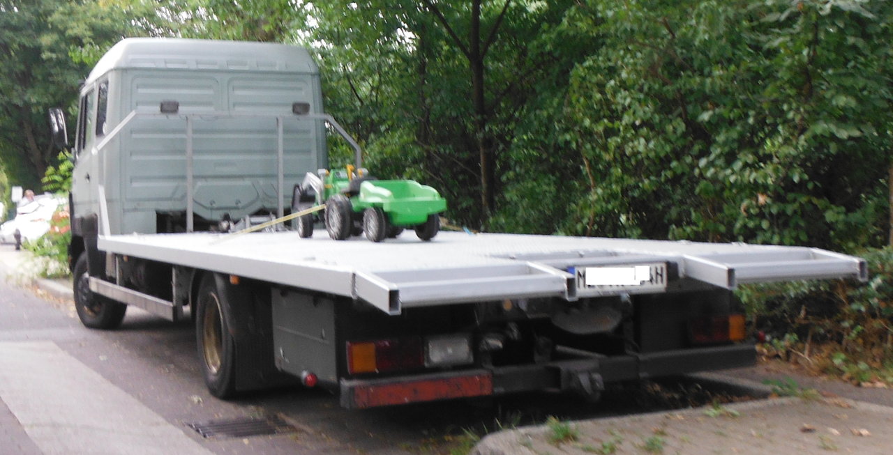 Historischer Lkw mit Bobby-Trecker