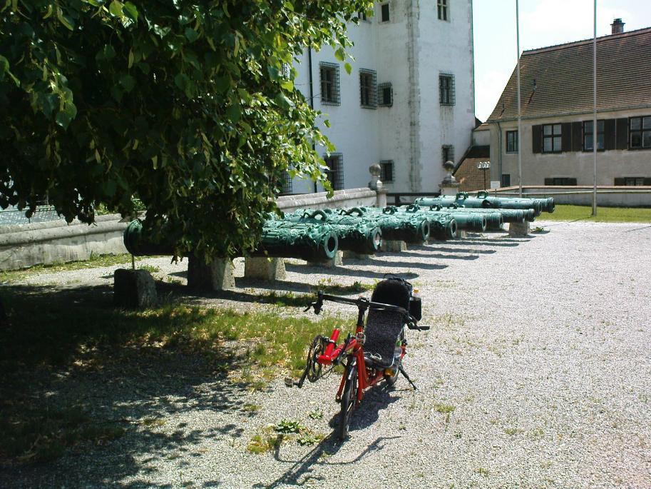 Innenhof Schloss Ingolstadt mit Speedster und Kanonen