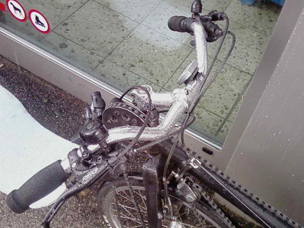 .....kleine Änderung, ich bin vom Tiller auf UDK-Lenker umgestiegen, alter MTB.Vorbau und schön geschwungener weit nach hinten gezogener ALU-Lenker....