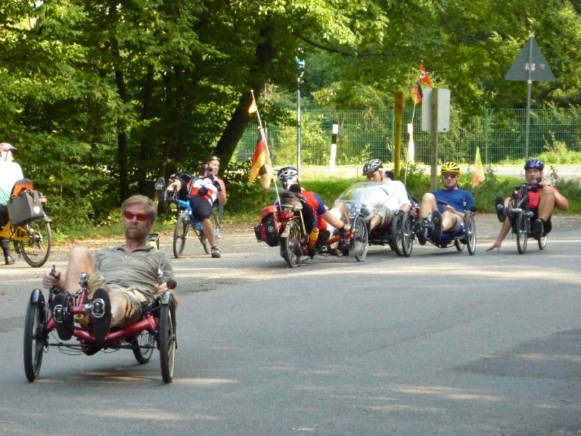 " Kleines Schwarzes" auf Tour, rechts am Bildrand während Bonner Liegeradtreffen, ich im roten Hemd und blauen Helm.