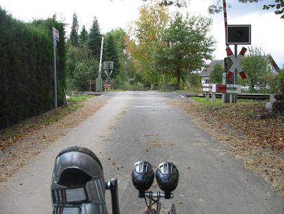 Kurz nach meiner Abfahrt auf dem Weg zu meiner Arbeitsstelle im Ahrtal  überquere ich die Bahnlinie Bonn/Euskirchen.....(Je nach Laune zwischen 26 und 30 Km) hier jetzt ungefähr nach 1,5km....