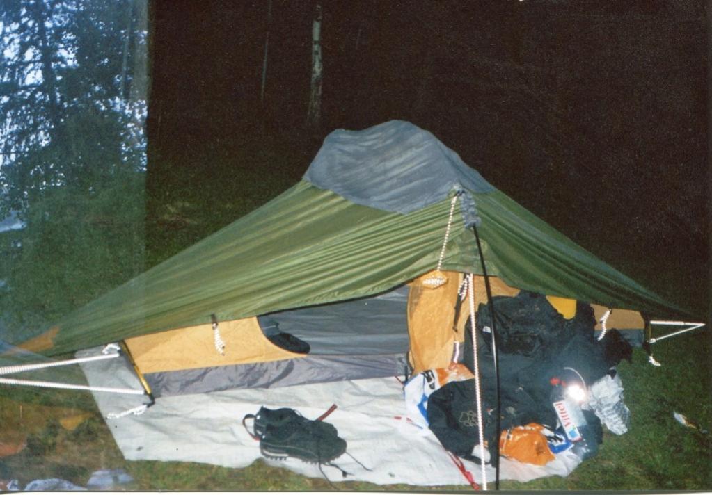 Mein Exped Vela Extrem-Zelt und das Chaos was sich nach paar Wochen Reise bei jedem Stop einstellt.
(links im Bild, Fehler der Analogtechnik...)