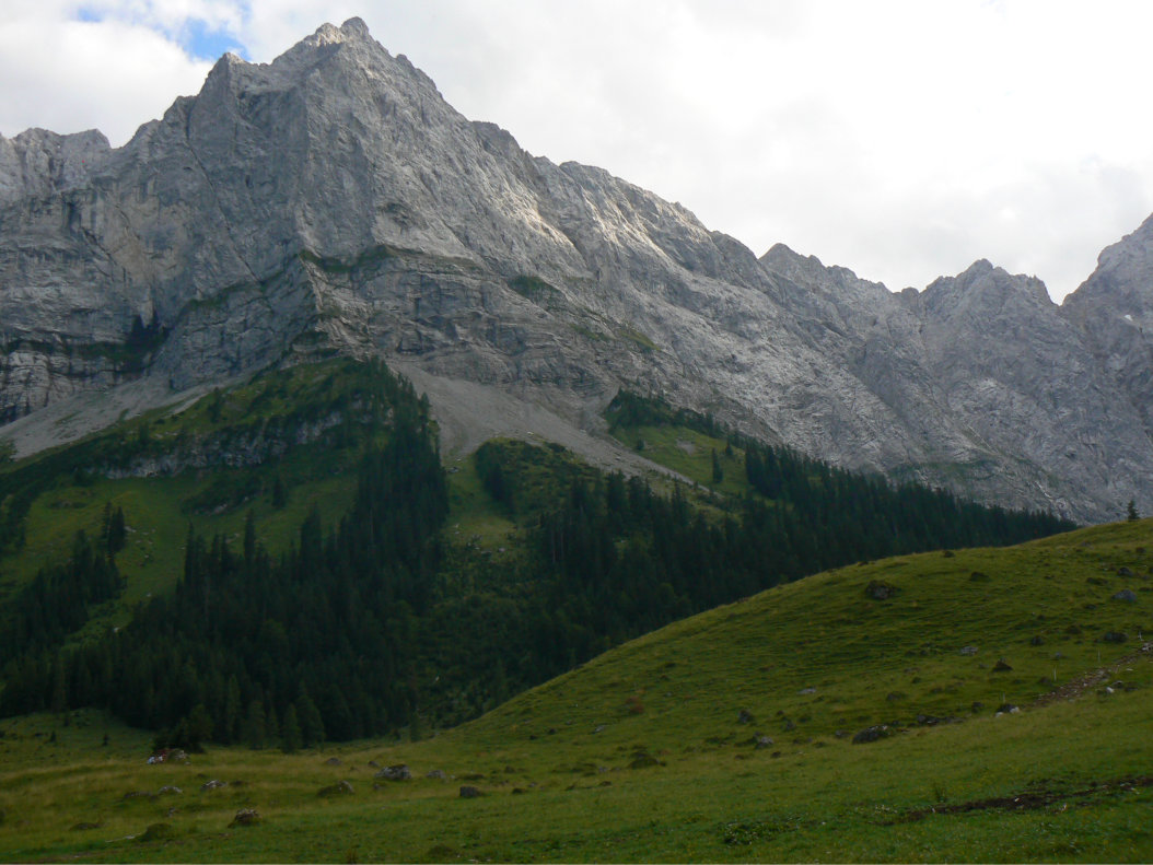 Natürliche Bergwelt pur, soweit das Auge reicht.