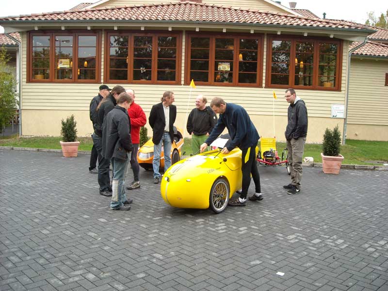 Peter Noll beim Testen des Versatile-Daches