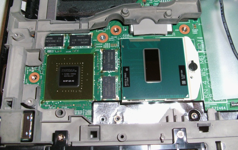 Umbau eines Lenovo ThinkPad W530 Workstation-Notebooks #05 - Hinterher: Ordentlich von der Wärmeleitpaste gereinigt mittes spezieller Reinigungsprodukte. Gut zu sehen: Die neue CPU wurde implantiert.