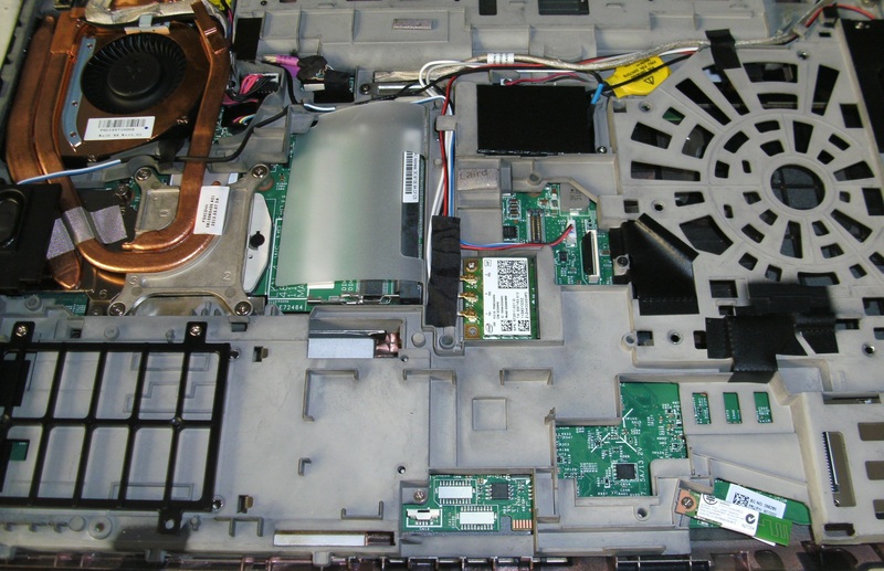 Umbau eines Lenovo ThinkPad W530 Workstation-Notebooks #09 - Silikonsicherung aller Kabelbuchsen, -stecker, vieler µCs und FETs und einiger Kabelstellen, kombiniert mit neuer Kabelverlegung und Kabelschutz. Hier der "Vorher"-Status.