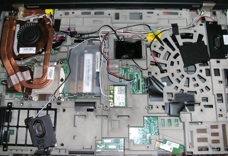 Umbau eines Lenovo ThinkPad W530 Workstation-Notebooks #10 - Silikonsicherung aller Kabelbuchsen, -stecker, vieler µCs und FETs und einiger Kabelstellen, kombiniert mit neuer Kabelverlegung und Kabelschutz. Hier zu sehen: Mitten im Prozess.