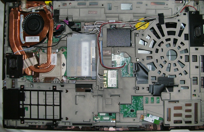 Umbau eines Lenovo ThinkPad W530 Workstation-Notebooks #11 - Silikonsicherung aller Kabelbuchsen, -stecker, vieler µCs und FETs und einiger Kabelstellen, kombiniert mit neuer Kabelverlegung und Kabelschutz. Hier zu sehen: Weiter geht es.