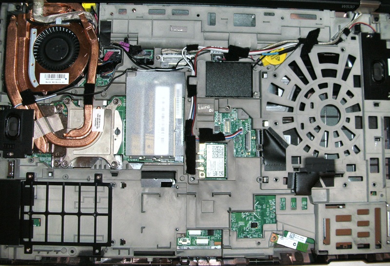 Umbau eines Lenovo ThinkPad W530 Workstation-Notebooks #12 - Silikonsicherung aller Kabelbuchsen, -stecker, vieler µCs und FETs und einiger Kabelstellen, kombiniert mit neuer Kabelverlegung und Kabelschutz. Hier zu sehen: Abgeschlossen. :D