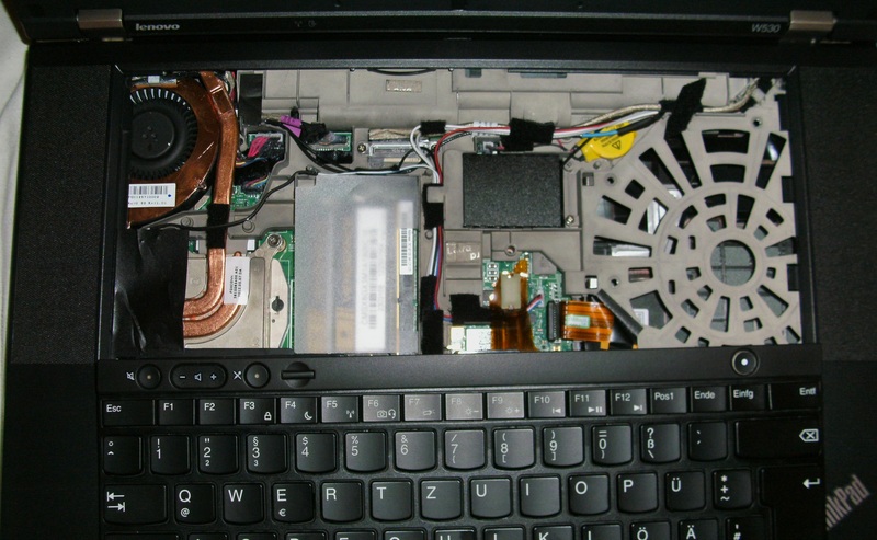 Umbau eines Lenovo ThinkPad W530 Workstation-Notebooks #13 - Silikonsicherung aller Kabelbuchsen, -stecker, vieler µCs und FETs und einiger Kabelstellen, kombiniert mit neuer Kabelverlegung und Kabelschutz. Hier zu sehen: Der Zusammenbau nach dem Reroutin