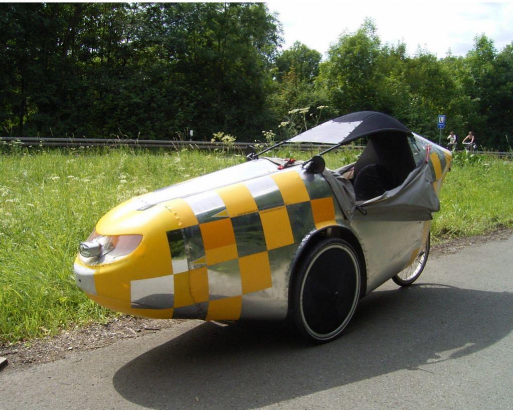 Und das FAW da, wo es hingehört: Auf der langen Strecke und bereit zu etlichen weiteren ebenso schnellen wie entspannten Kilometern.
Die dunkleren Flecken auf 2 der Karos sind aus 3M-Reflektorfolie von Pedalkraft. Geniales Zeug.