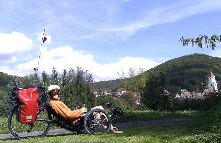 Wochenend-Heimfahrt (Erlangen-Freudenberg Opf), Aufnahme in Pommelsbrunn
Zum ersten Mal mit neuer 28 " Felge mit Nabendynamo (Catrike hat original 26 ", 28 " war ein Versehen beim Lieferanten, geht aber auch)